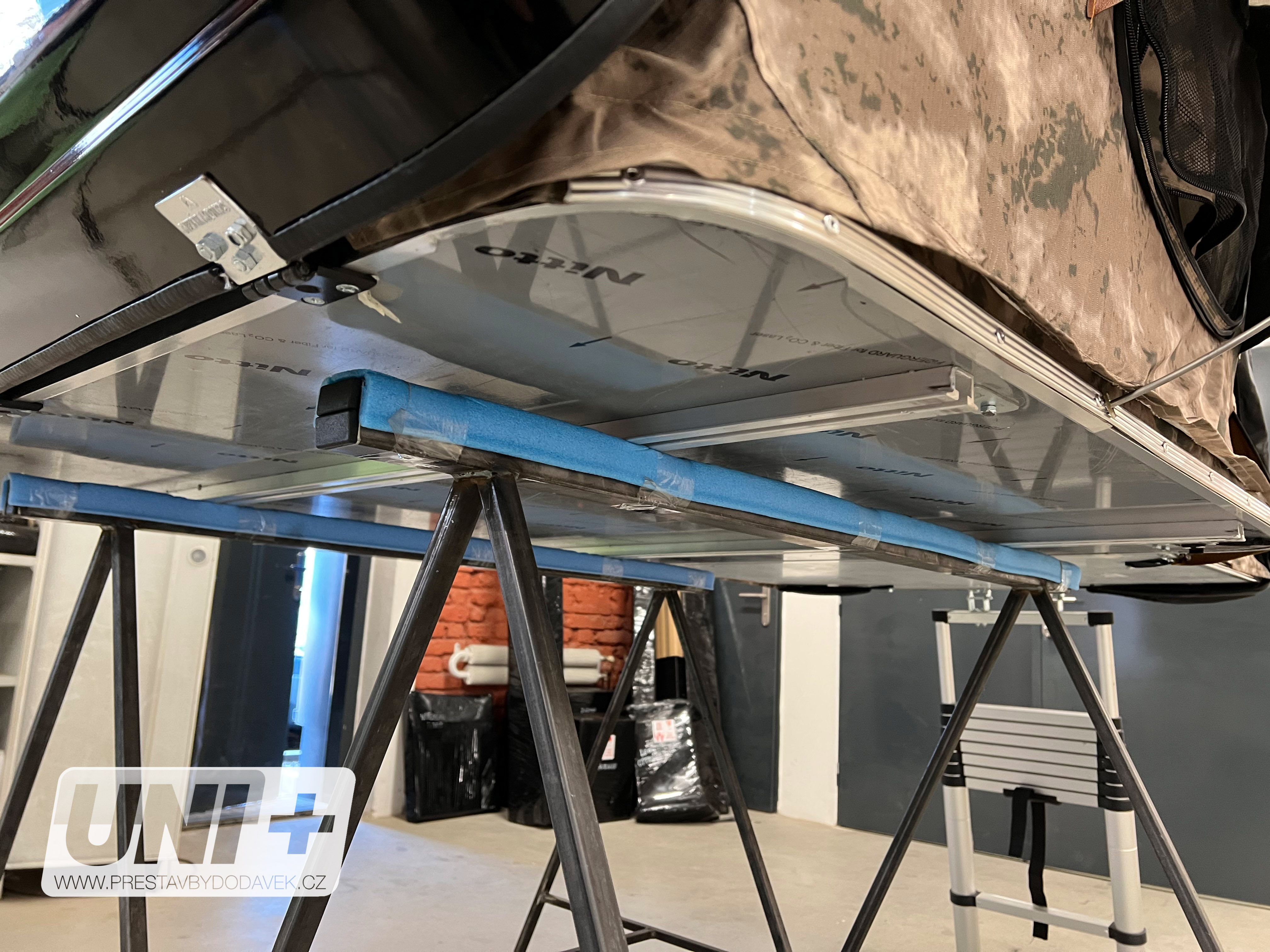 Střešní stan Mekik Motors AIRCAMP Mini | černá skořepina / military látka