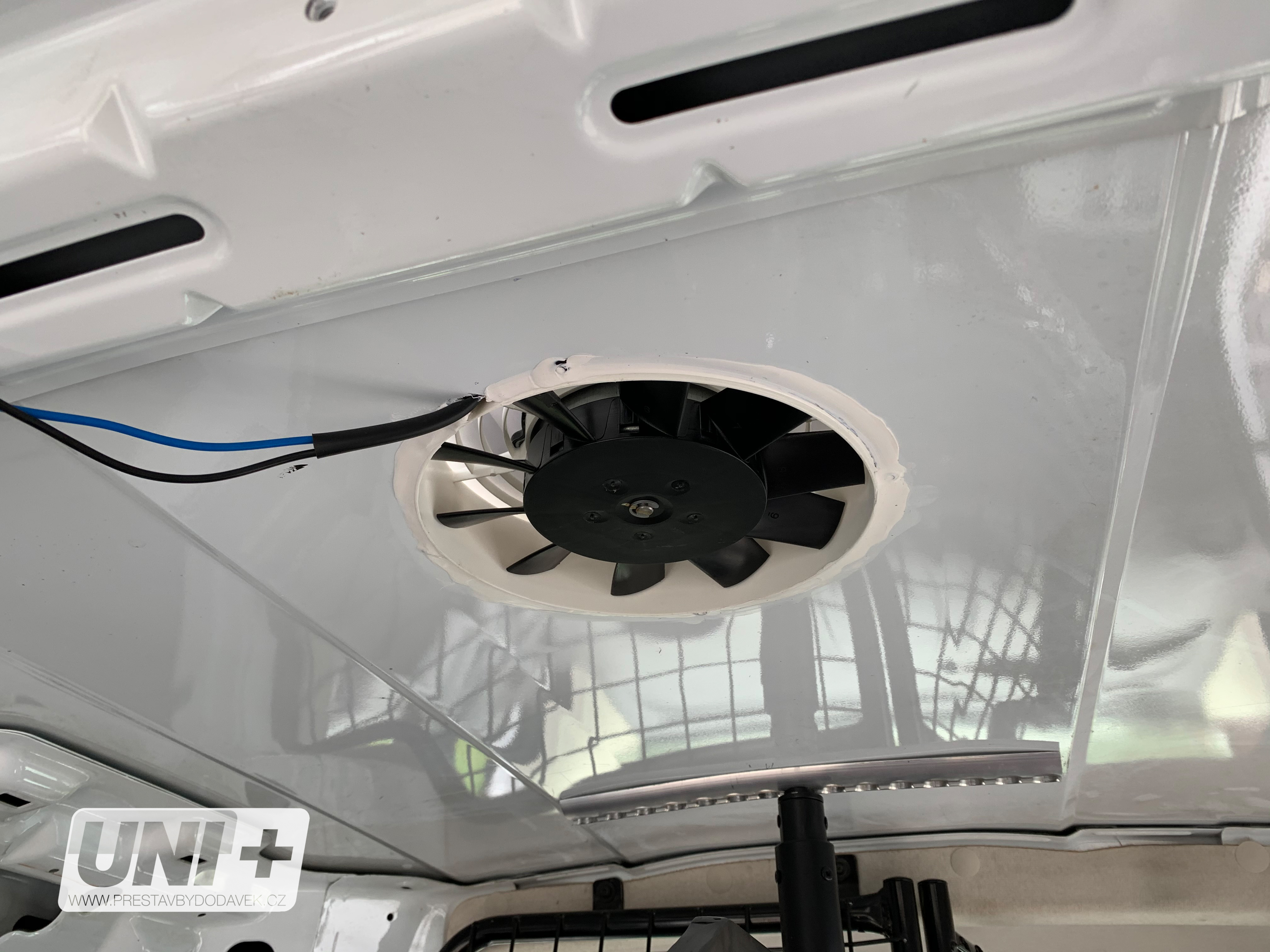 Střešní ventilátor 12V bílá barva