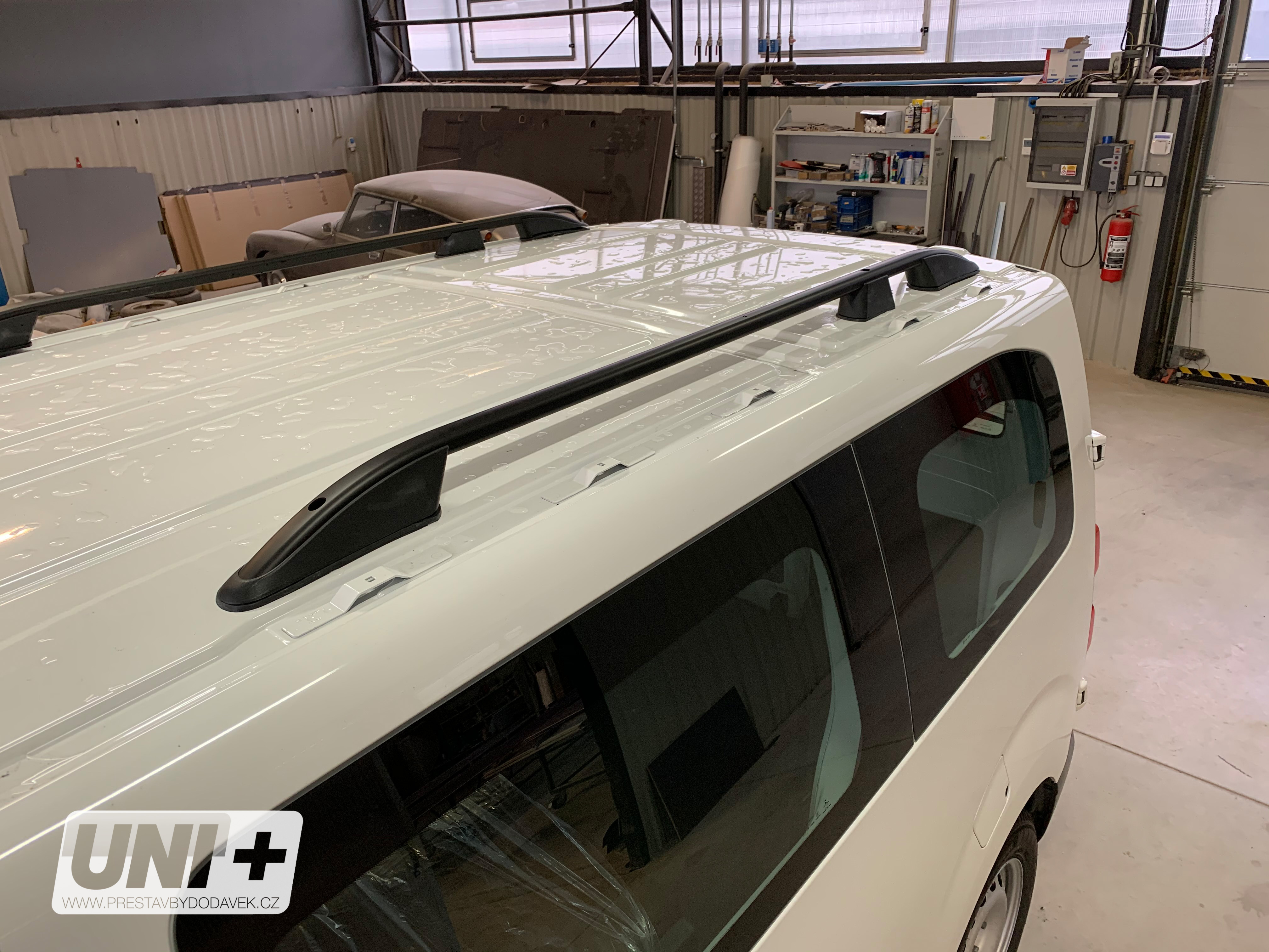 Omtec podélné střešní nosiče černé - Citroen Jumpy (L2) / Peugeot Expert (L2) / Opel Vivaro (M) / Toyota Proace (L1)