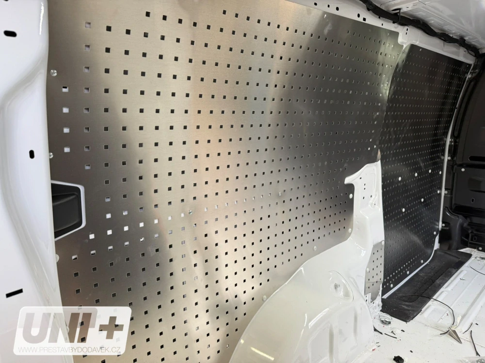 Individuální výroba kovových obkladů nákladového prostoru – perfoplech, slzičkový plech, hliník