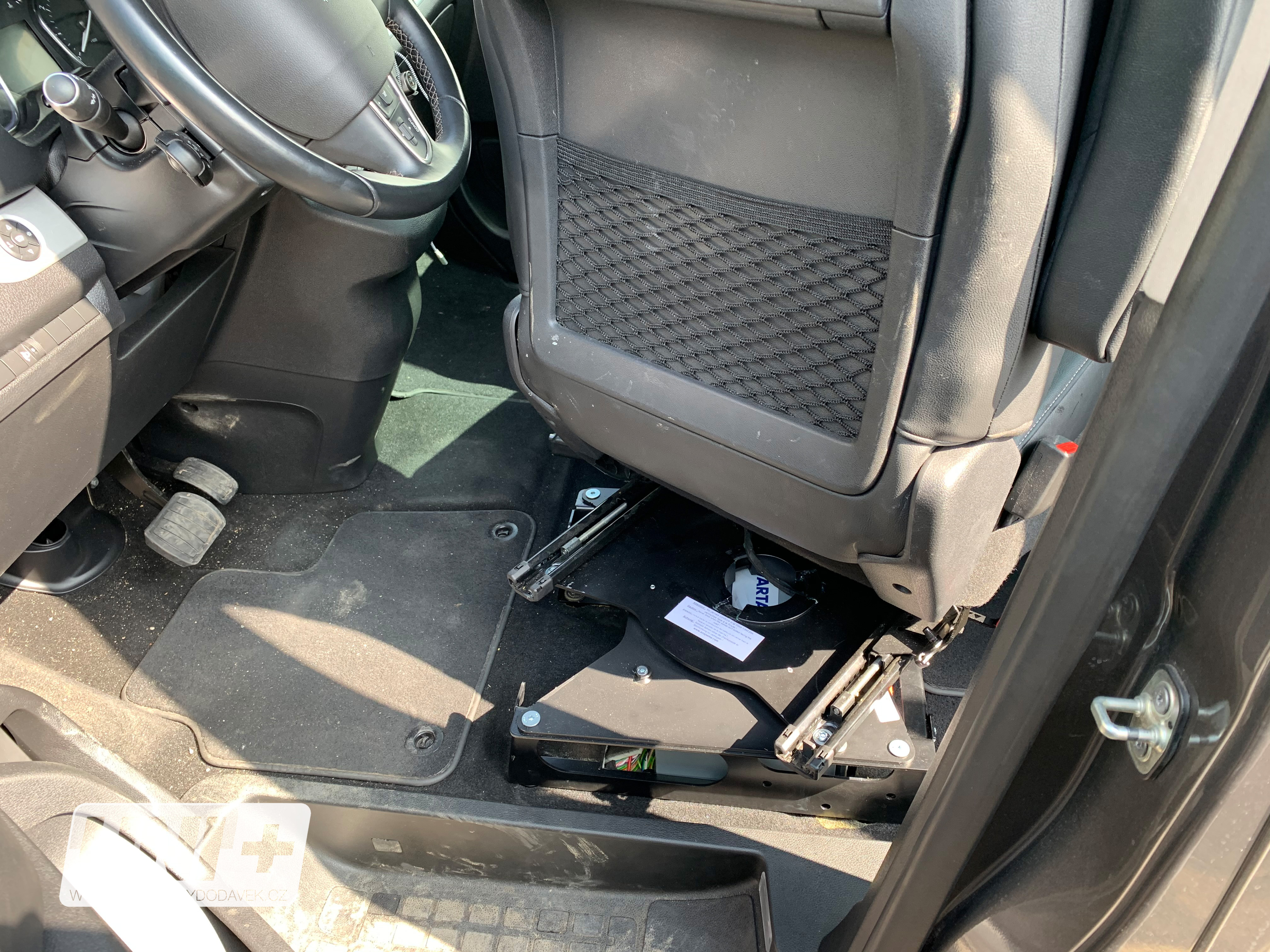 Otočná konzole Citroen Jumpy, Peugeot Expert, Toyota ProAce (2016-*) (řidič)