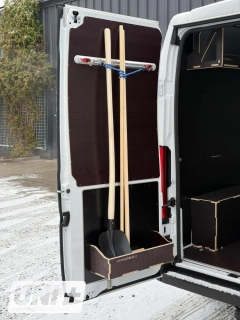 Integrovaný držák lopat do výdřevy zadních křídlových dveří